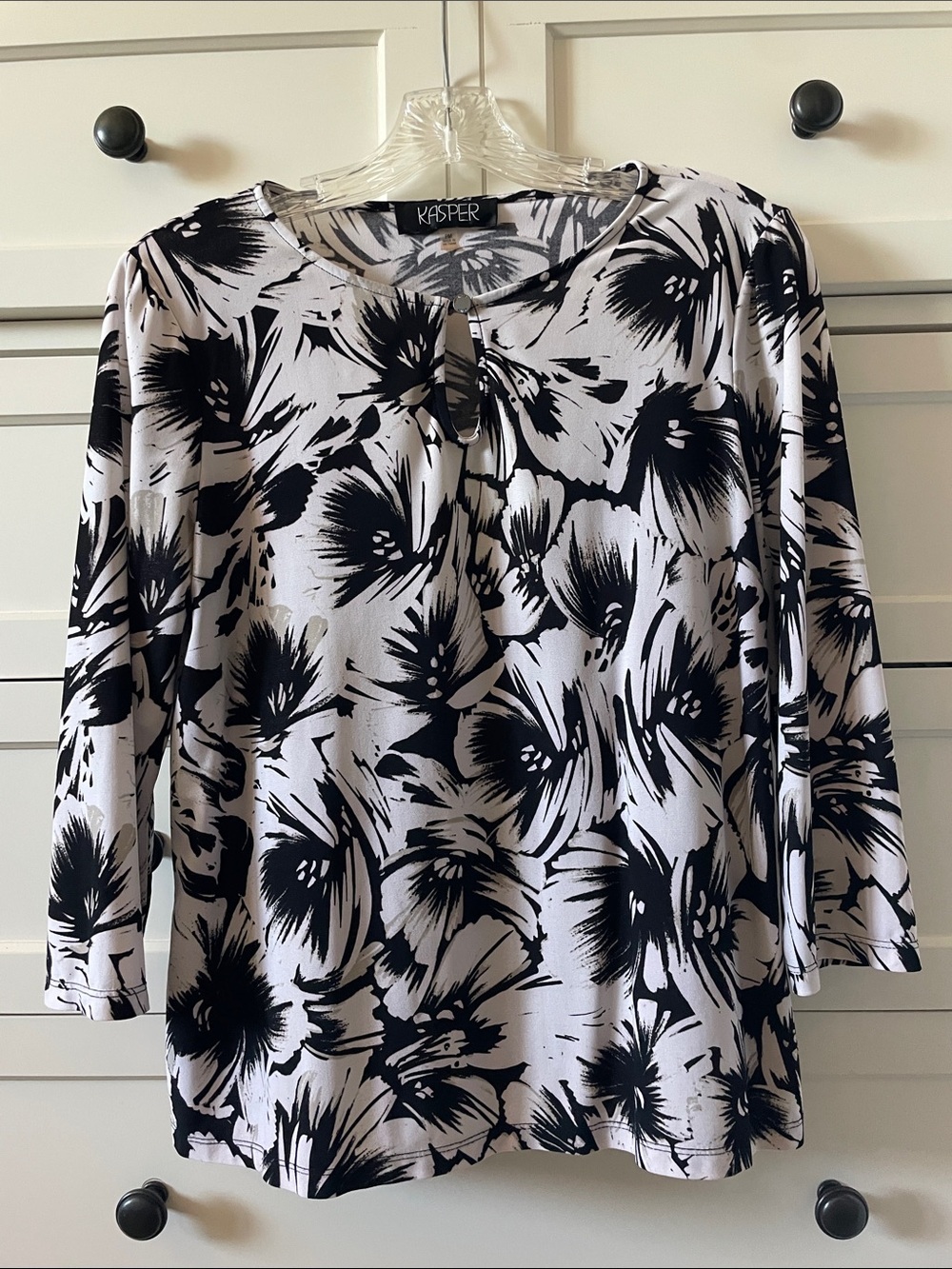 Kasper Women’s Black & White Floral Keyhole Long Sleeve Business Casual Blouse